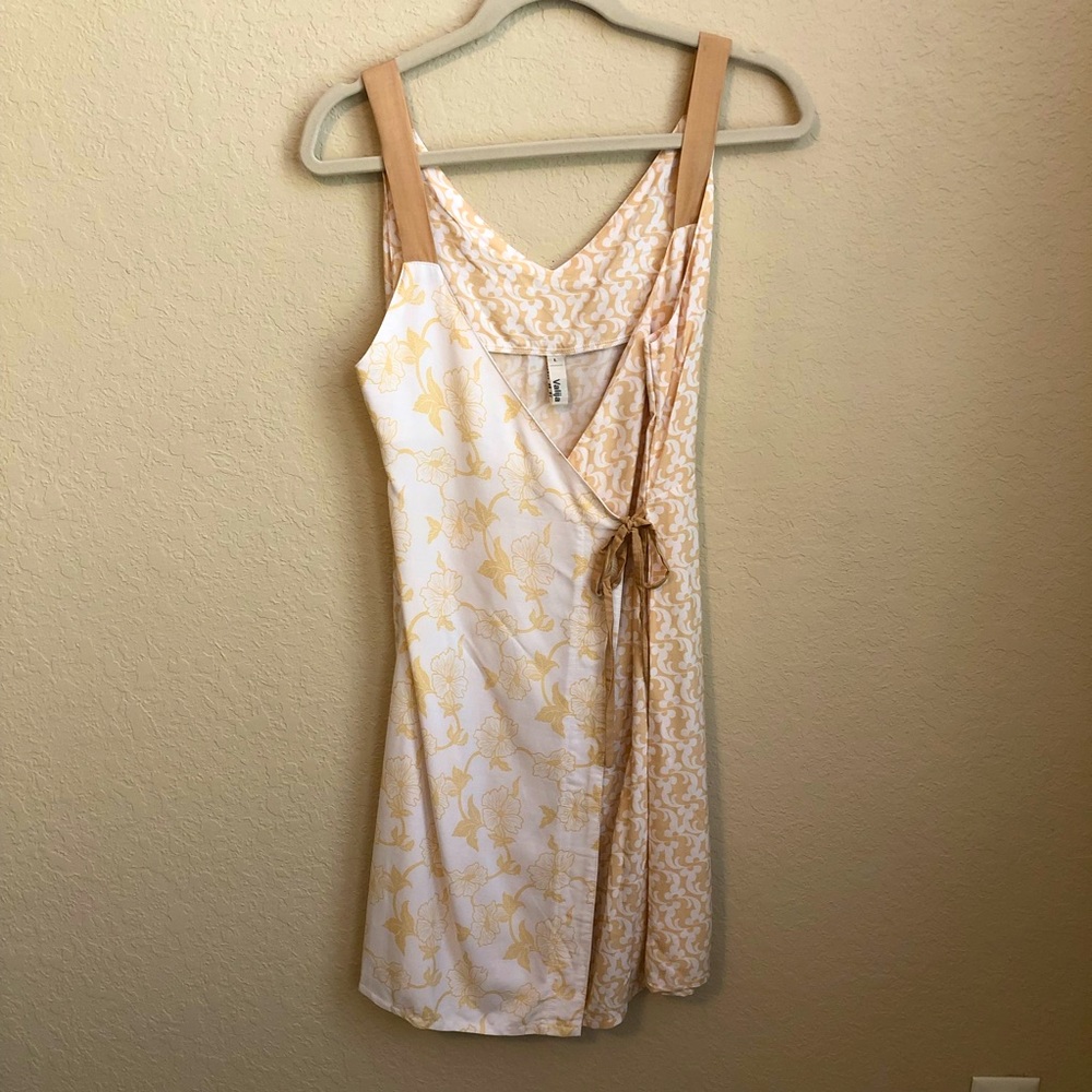 Valija Floral Cream/White Wrap Dress Size L